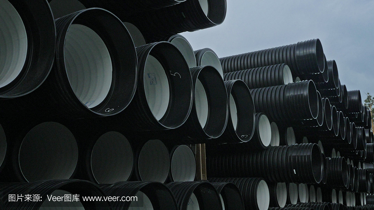 成品塑料管倉庫,工業(yè)戶外儲(chǔ)存場地。生產(chǎn)塑料水管的工廠。