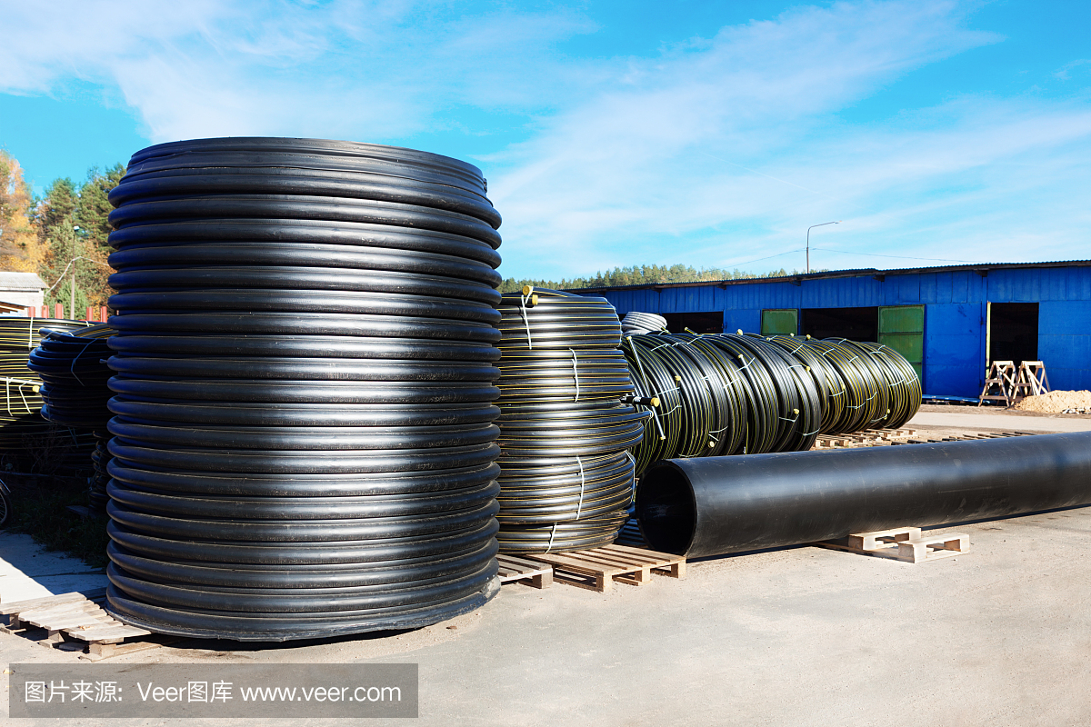 成堆的黑色PVC塑料管在戶外,有選擇性的焦點