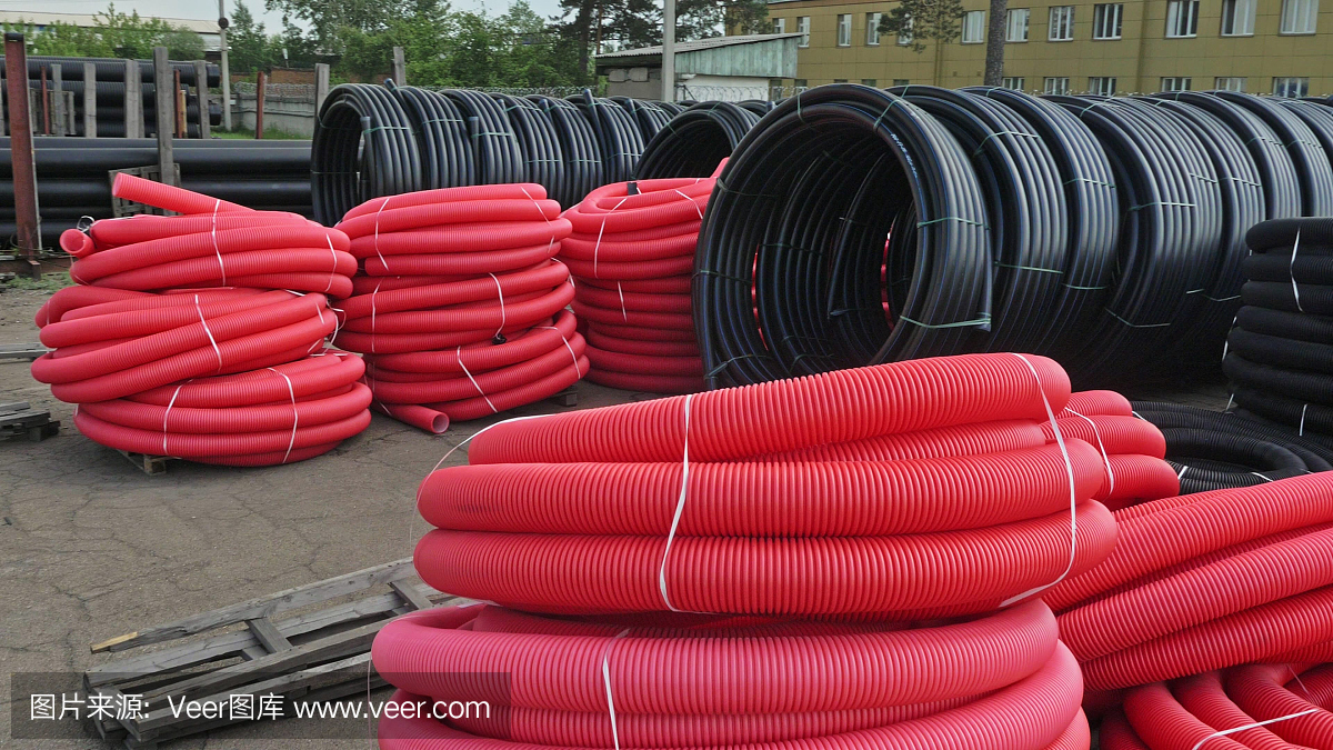 成品塑料管倉庫,工業戶外儲存場地。生產塑料水管的工廠。